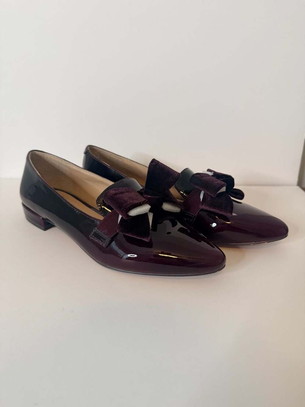 Vince Camuto VP-RAYLENA Burgundy Patent Leather Pointed Loafers Velvet Bow 7.5